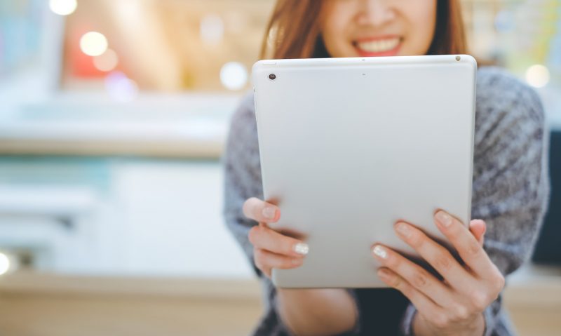 2-young-asian-woman-smiling-and-using-tablet-in-modern-office-or-shopping-mall_t20_rOvodo.jpg